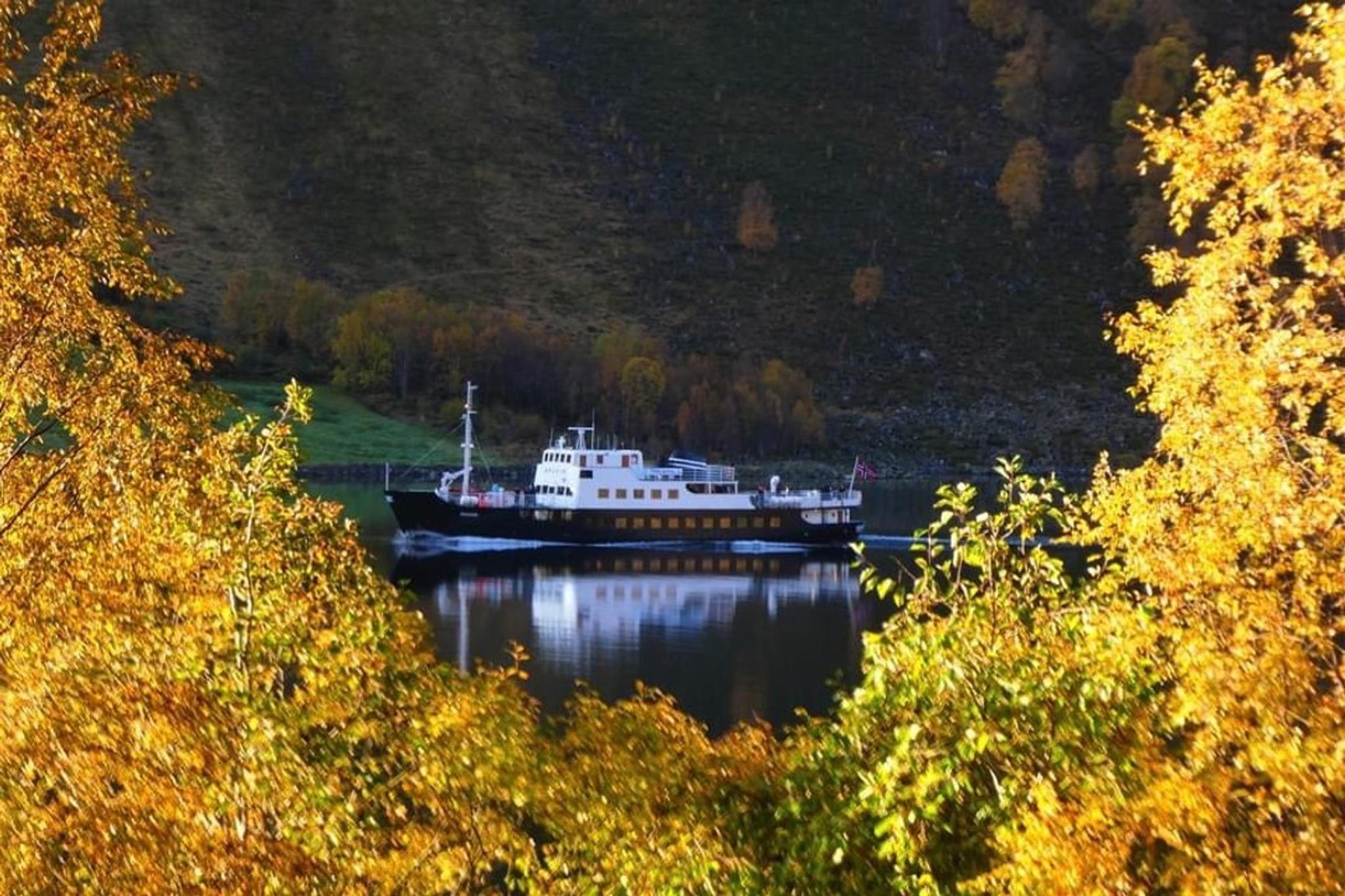Experience the beautiful Hjørundfjord with MS Bruvik