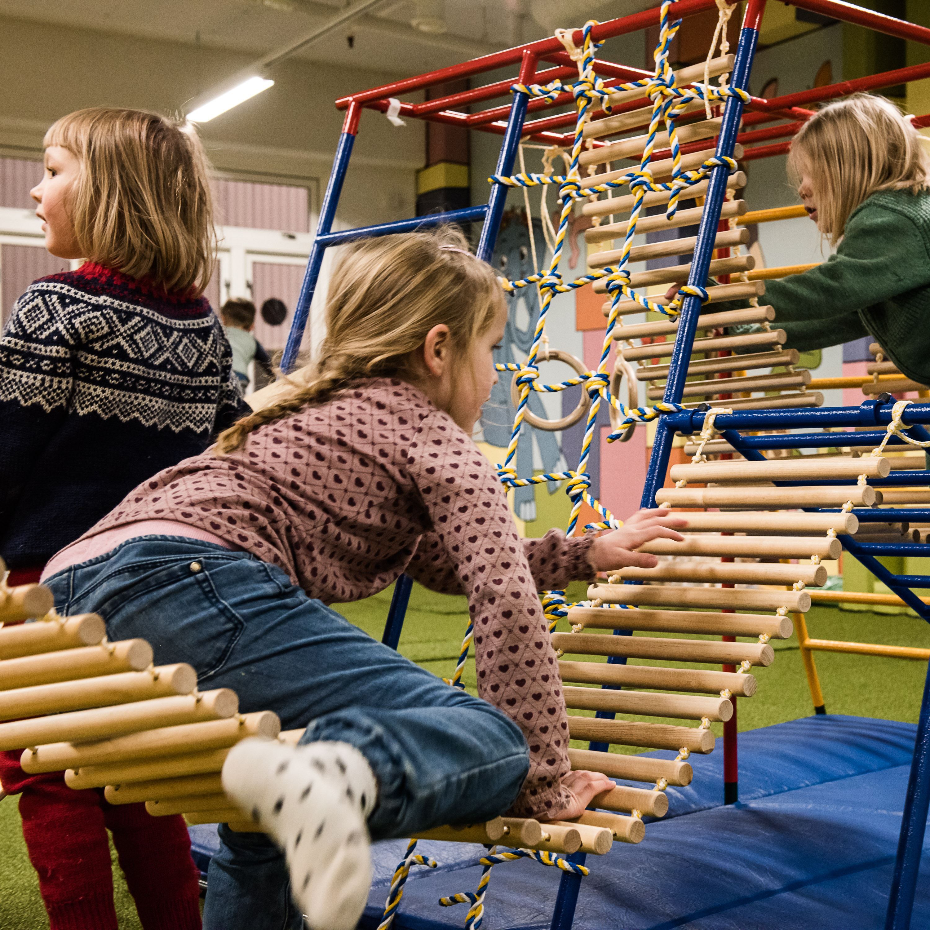 Barn som leker på lekestativ i lekeparken