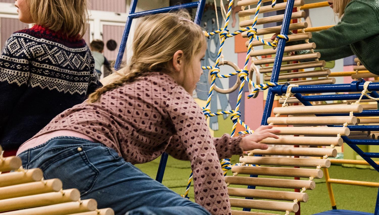 Barn som leker på lekestativ i lekeparken