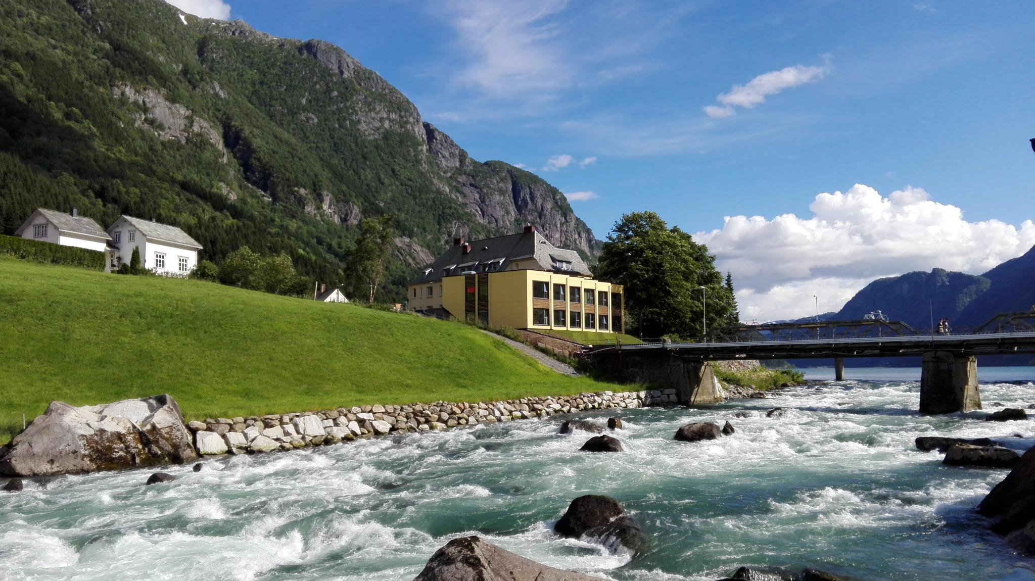Trolltunga Hotel is beautifully located by the river with stunning views of the Hardanger mountains.