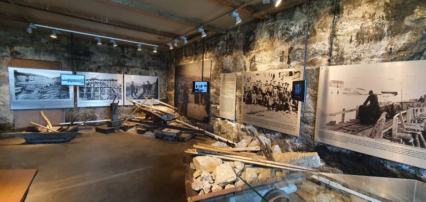 With both photos, tools, and machines, you get a good impression of the work, the weather, and the living conditions during the time when the Bergen L