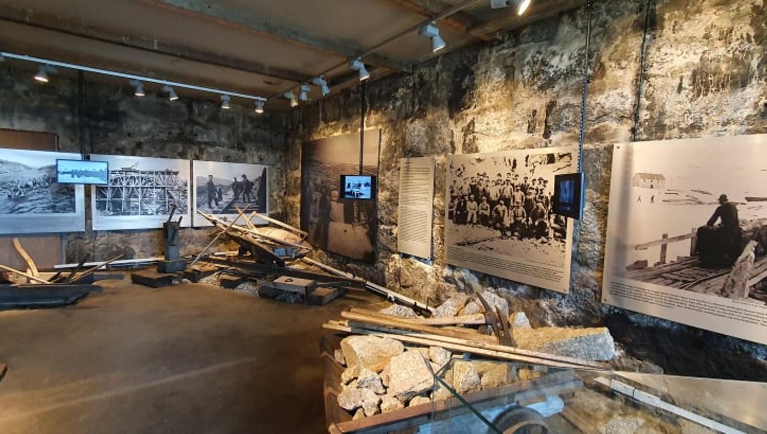 With both photos, tools, and machines, you get a good impression of the work, the weather, and the living conditions during the time when the Bergen L