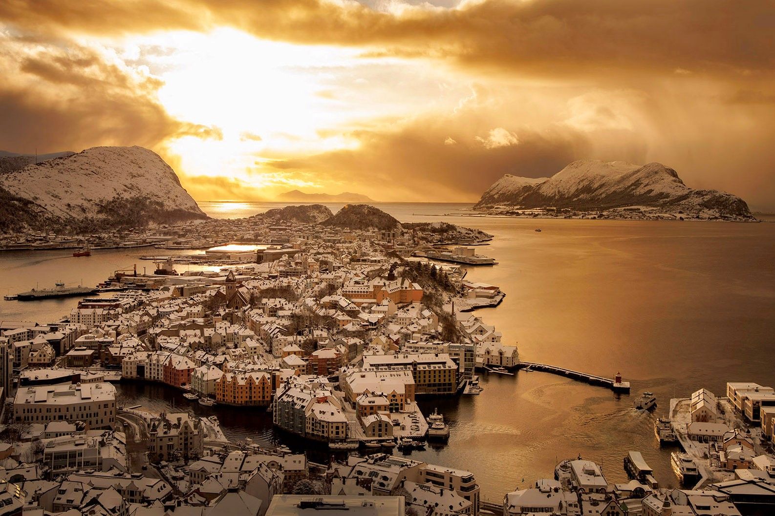 Golden sky, snowy tranquility. 
