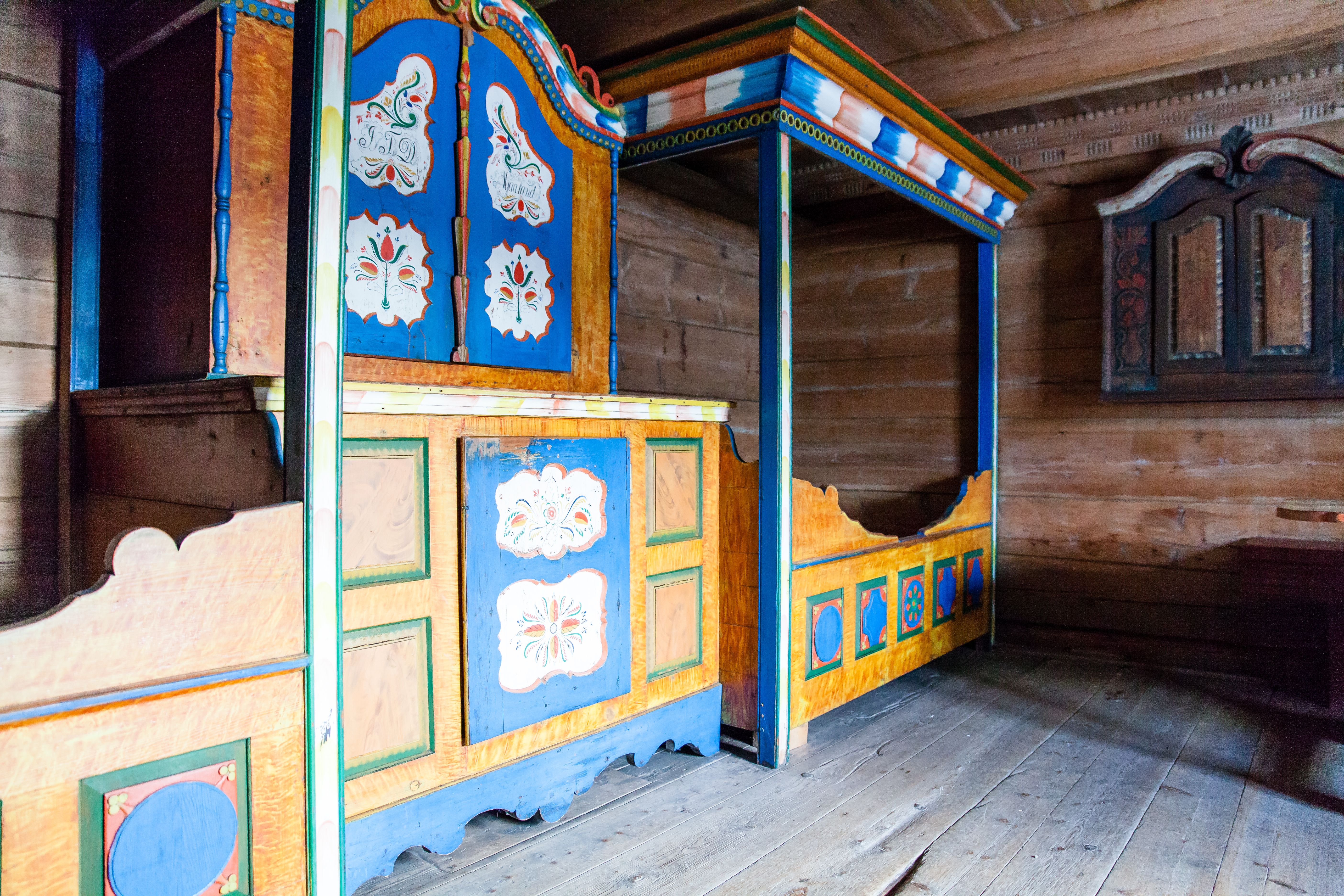 Marnardal Museum and Mjålandsstova, wooden bed with cabinet in the middle, lots of blue with rosemaling
