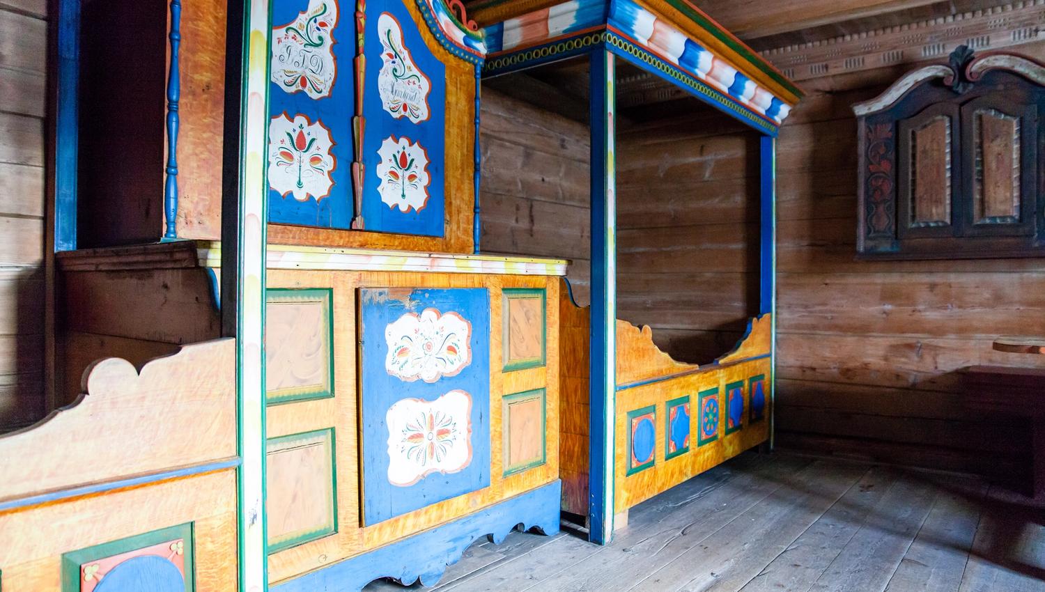 Marnardal Museum and Mjålandsstova, wooden bed with cabinet in the middle, lots of blue with rosemaling