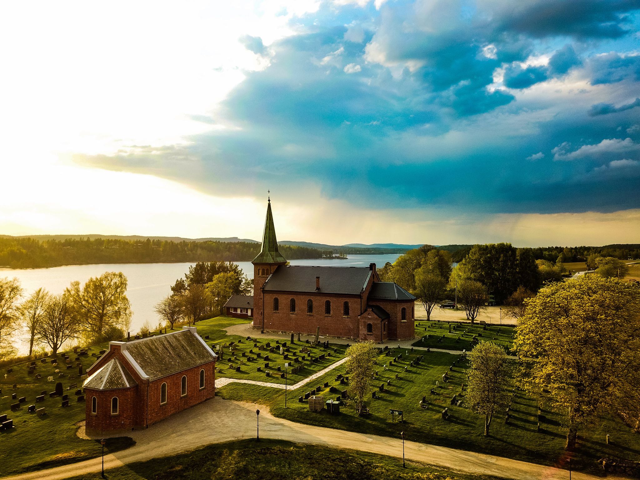 Aremark kirke, fotografert med drone og med utsikt til Aremarksjøen. Foto:Martin Myrene