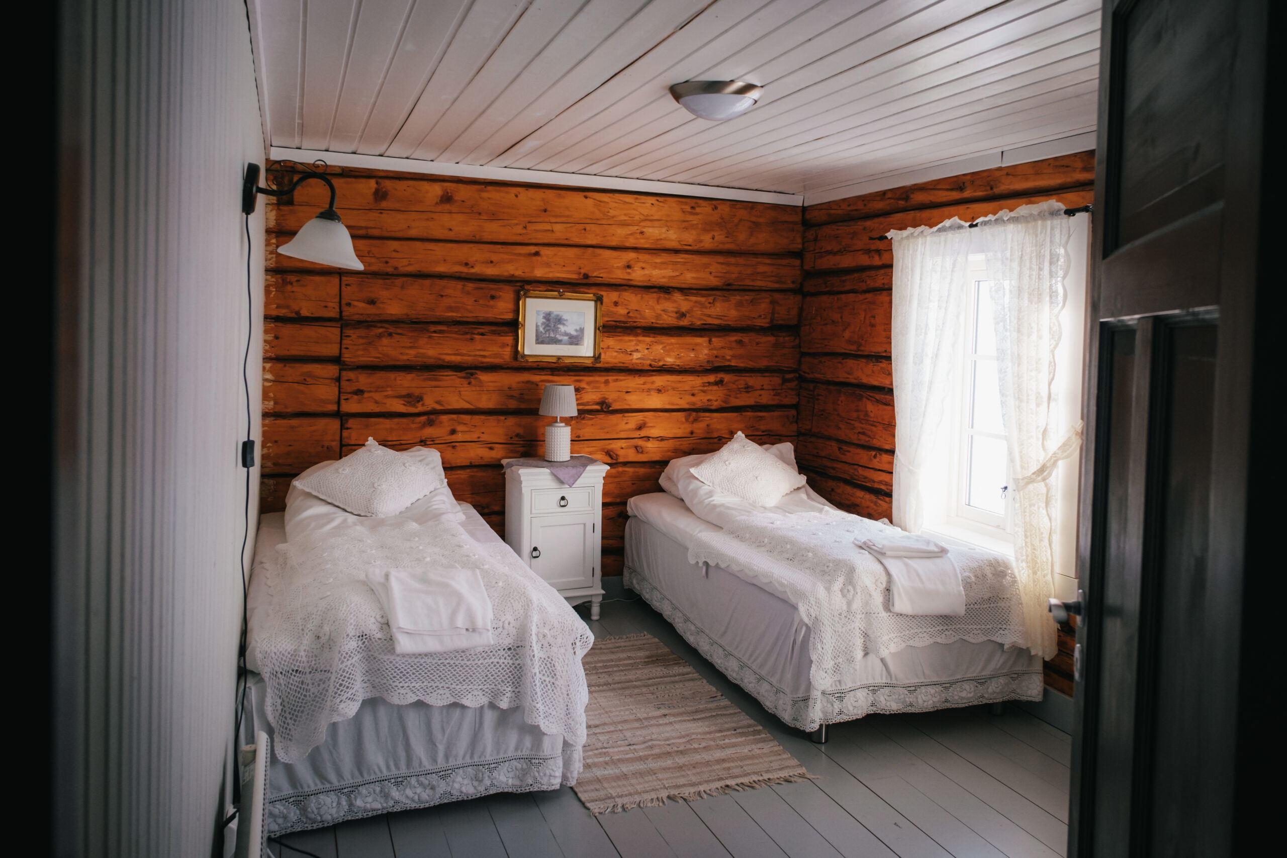 Tømmerstua – A year-round log house at Strandli Farm