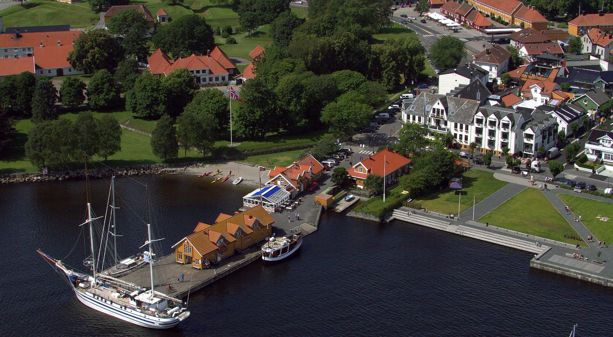 Overview of the hotel and the sea