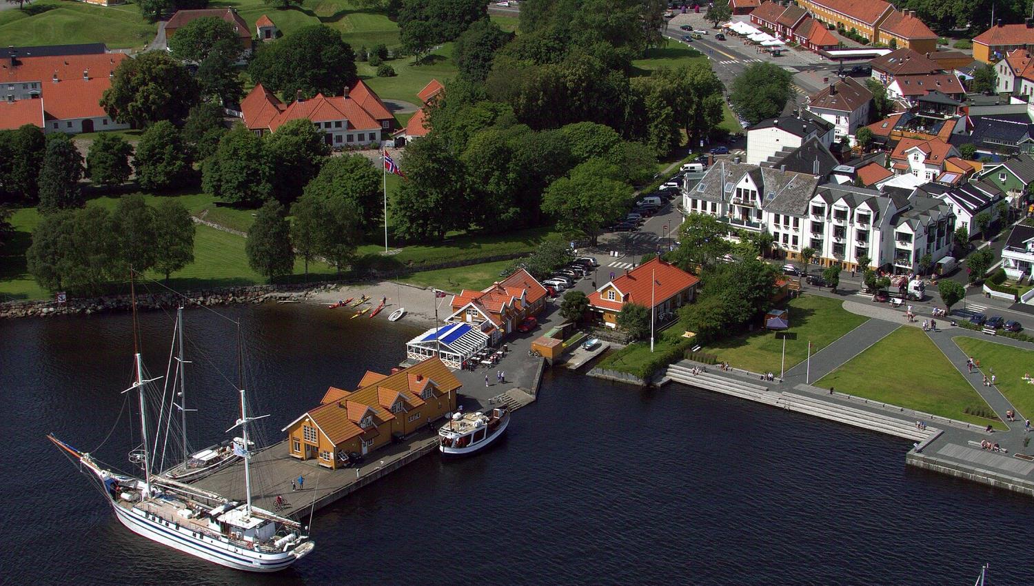 Overview of the hotel and the sea