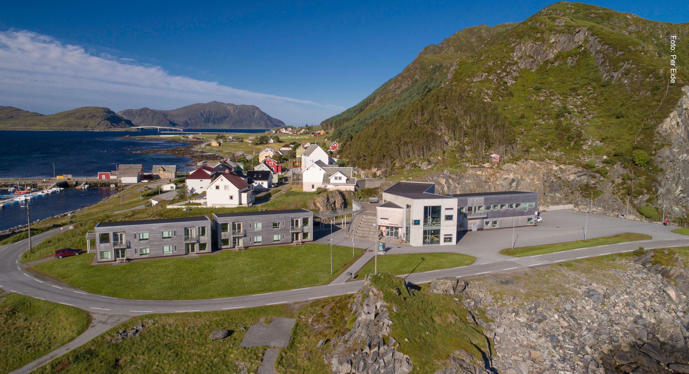 Runde Miljøsenter oversiktsbilde av bygningen plassert i landskapet på fugleløya Runde