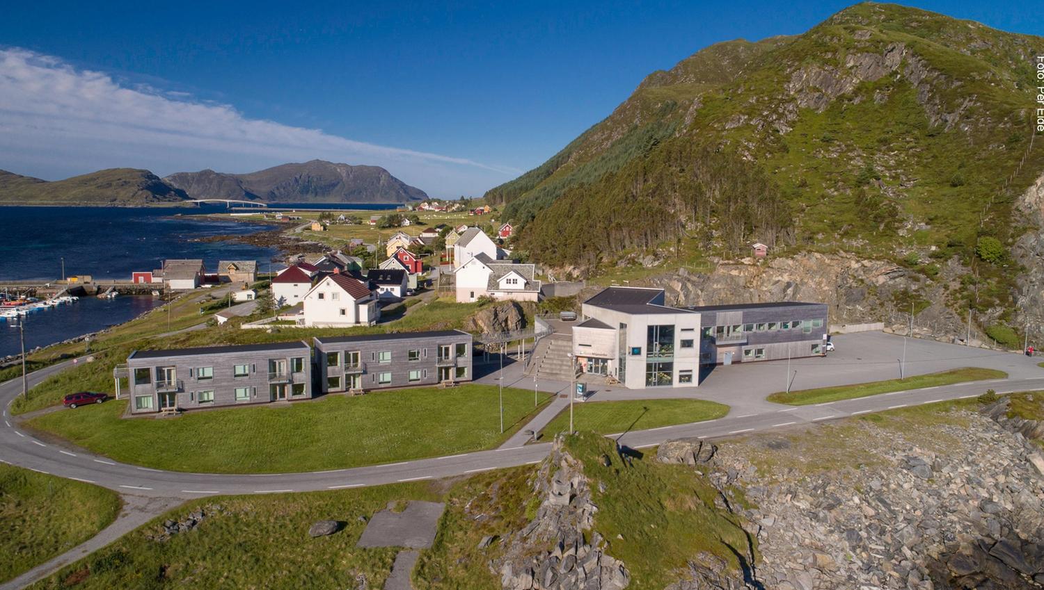 Runde Miljøsenter oversiktsbilde av bygningen plassert i landskapet på fugleløya Runde