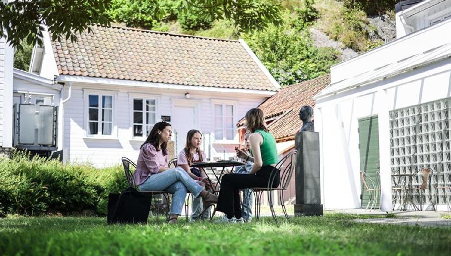 A family around a table enjoying lunch in the garden.
