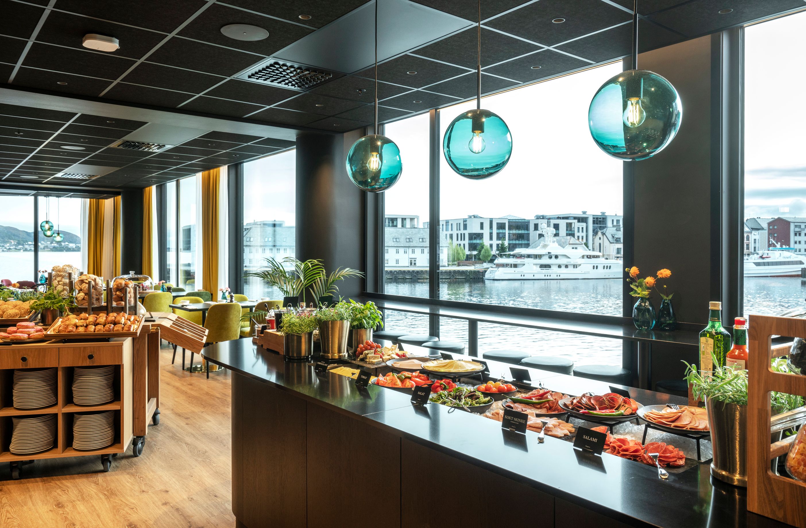 Nyt en god frokost med utsikt