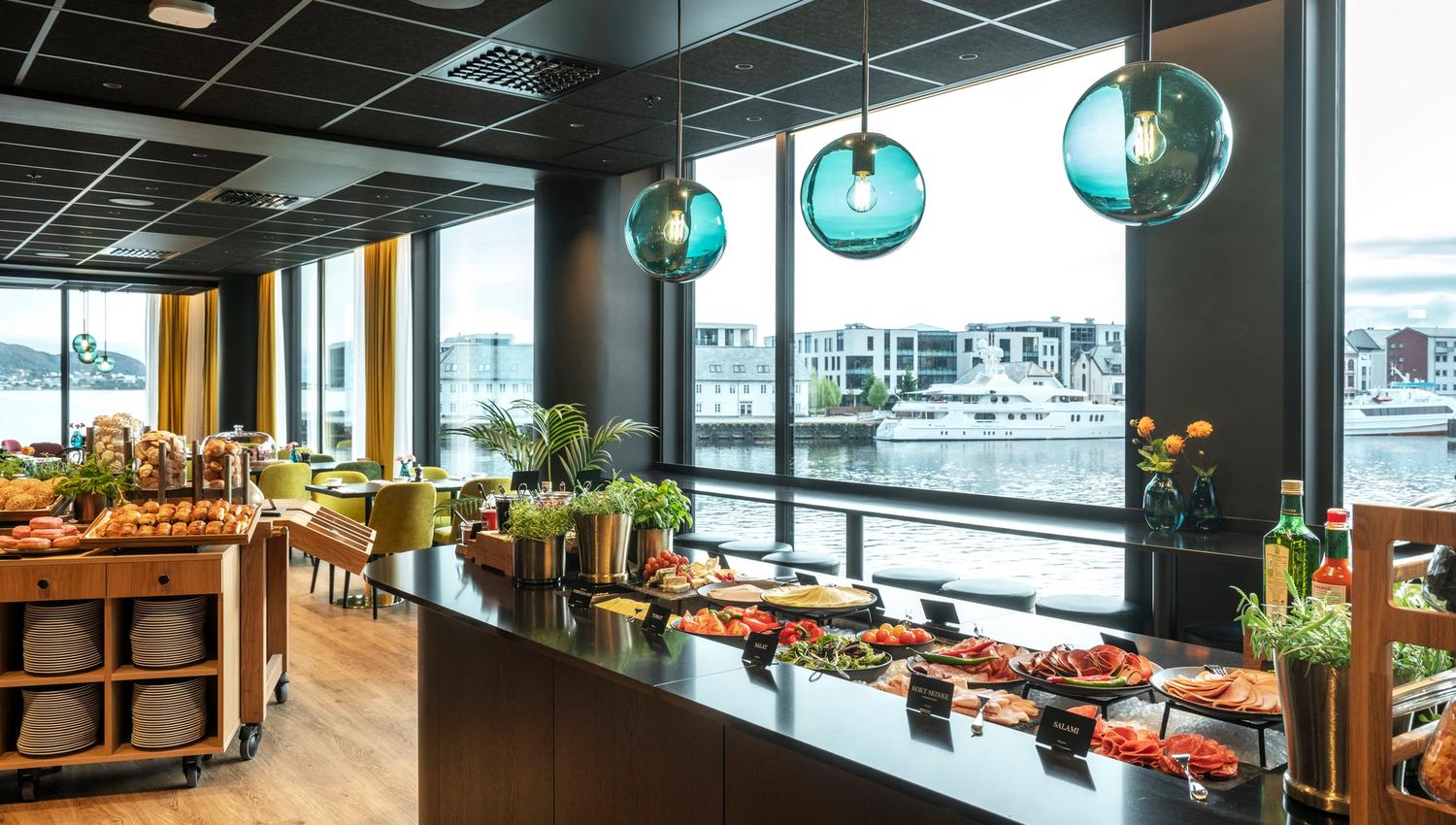 Nyt en god frokost med utsikt
