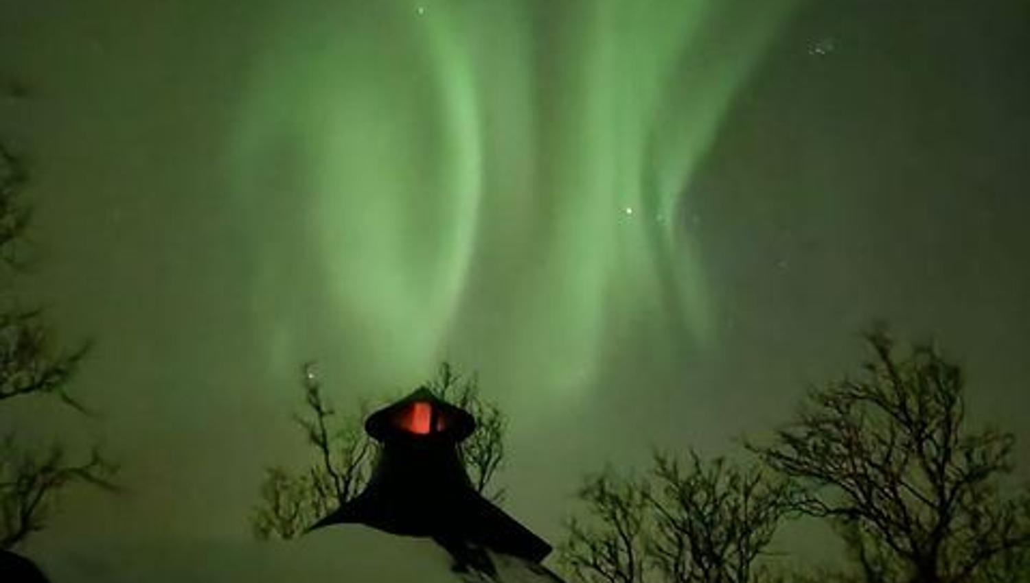 Nordlys over hytta