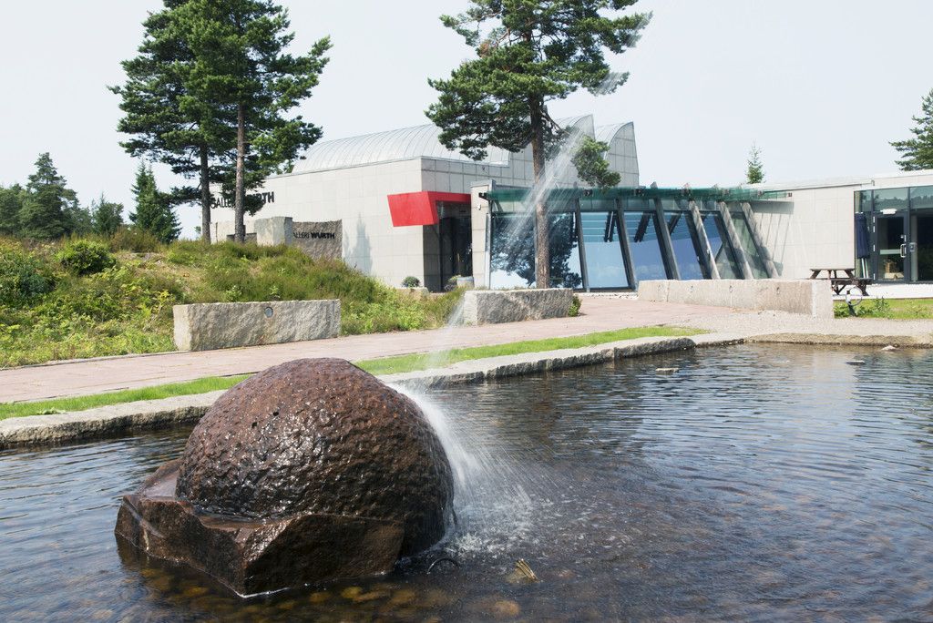Galleri Würth building with a fontaine in front
