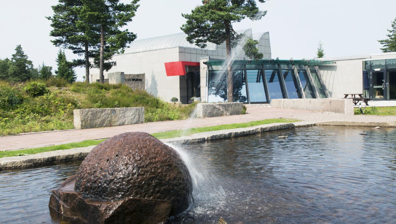 Galleri Würth building with a fontaine in front
