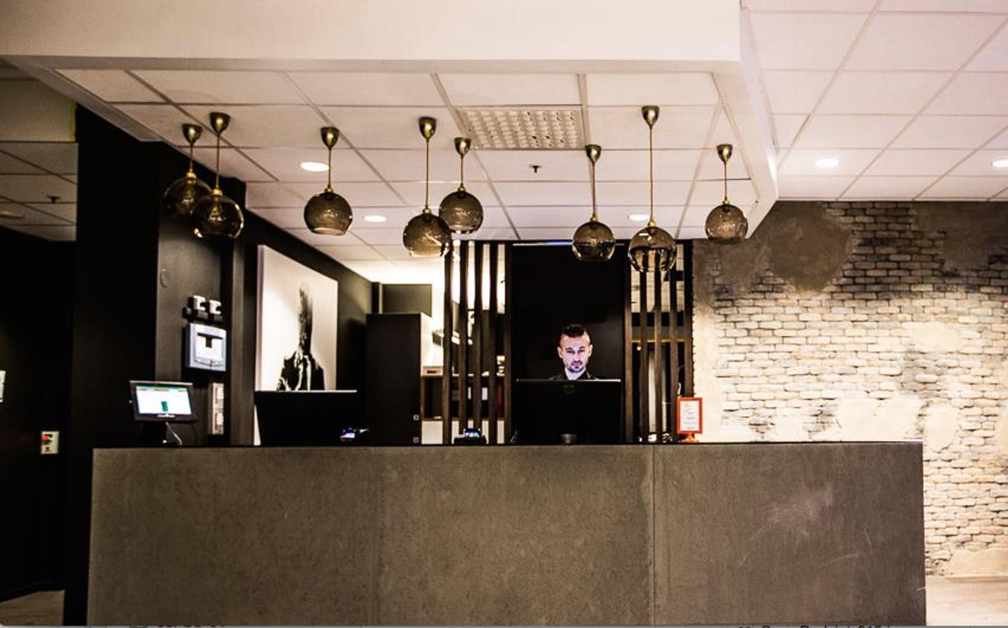 Receptions desk at Saga Hotel & Poshtel Oslo Central. Photo