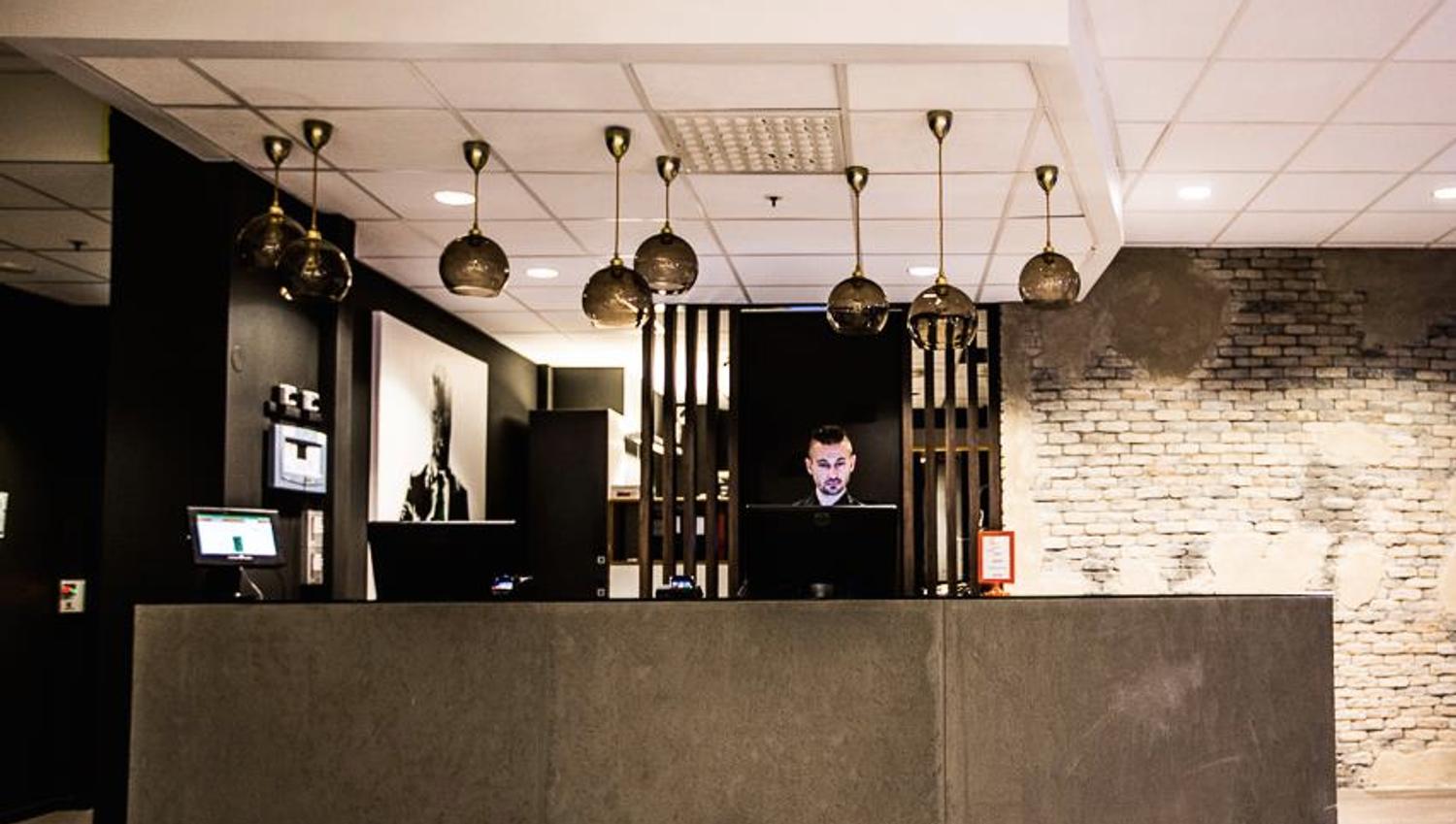 Receptions desk at Saga Hotel & Poshtel Oslo Central. Photo