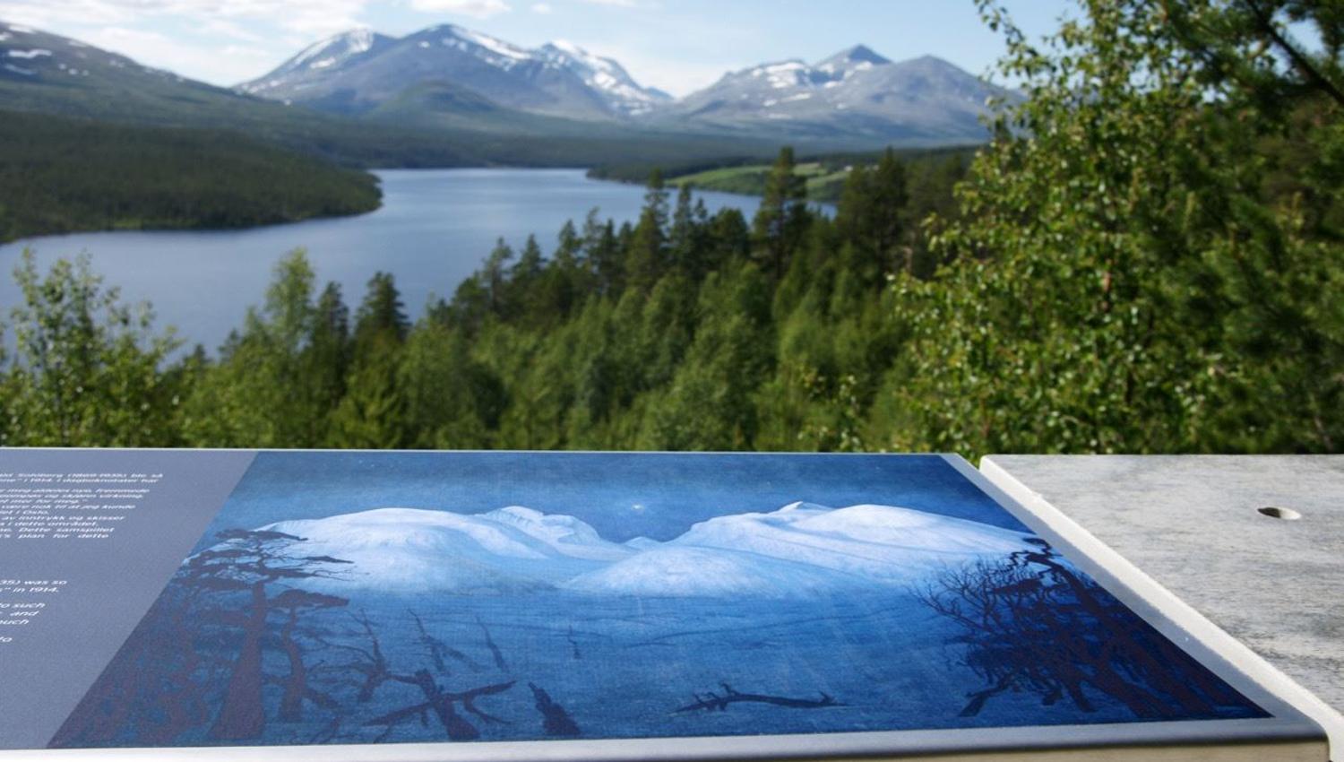 Utsikten fra Sohlbergplassen utsiktsplass, Nasjonal turistveg Rondane. Litt informasjon om plassen og historien bak Harald Sohlbergs berømte maleri er montert på rekkverket.