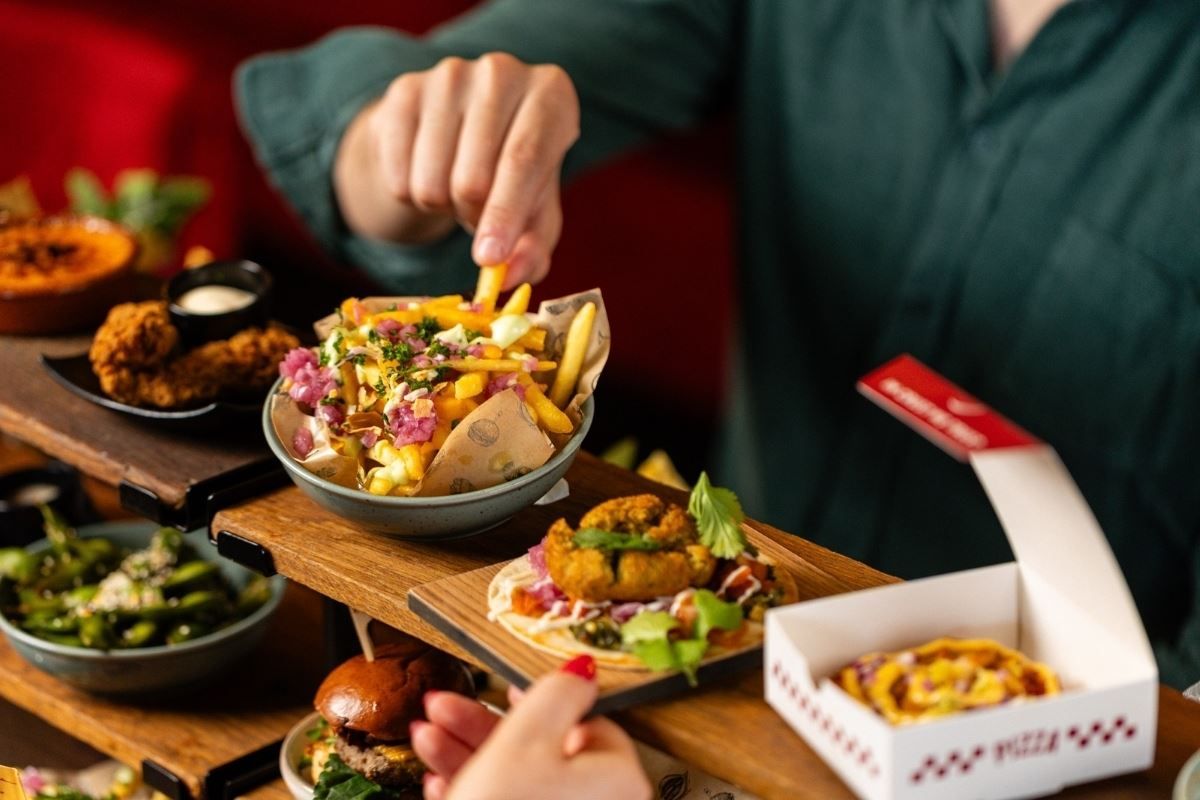 Et utvalg småretter servert på bordet hos Pincho Nation Tromsø i Tromsø sentrum.