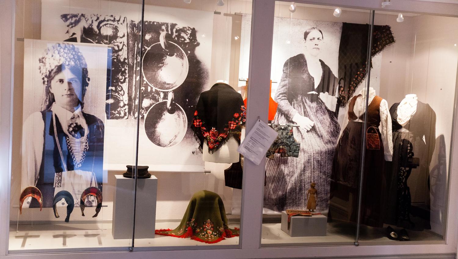 Exhibition of bunads and accessories