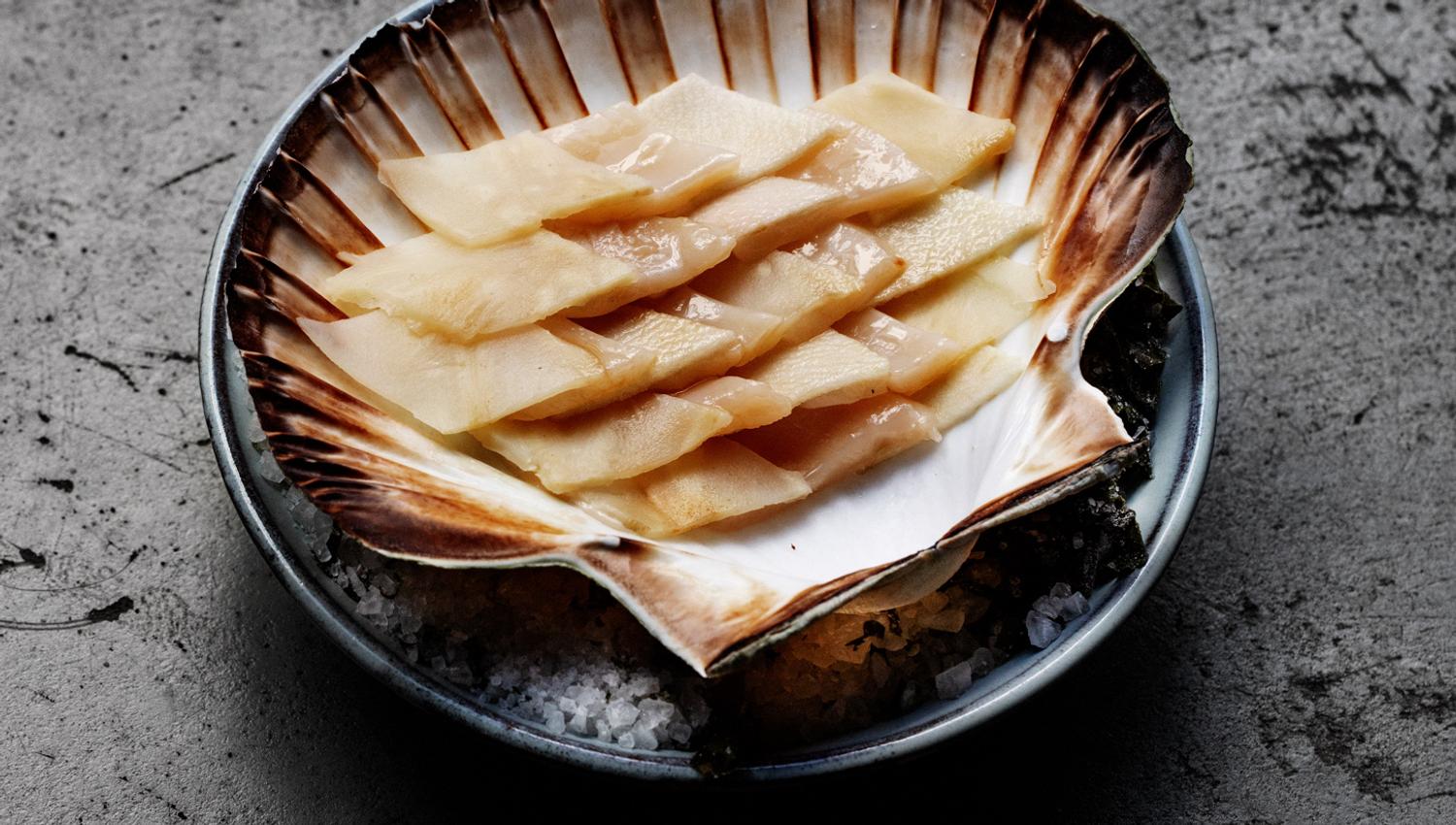 Scallop with smoked emulison of the roe salt-baked celery and raw apple.