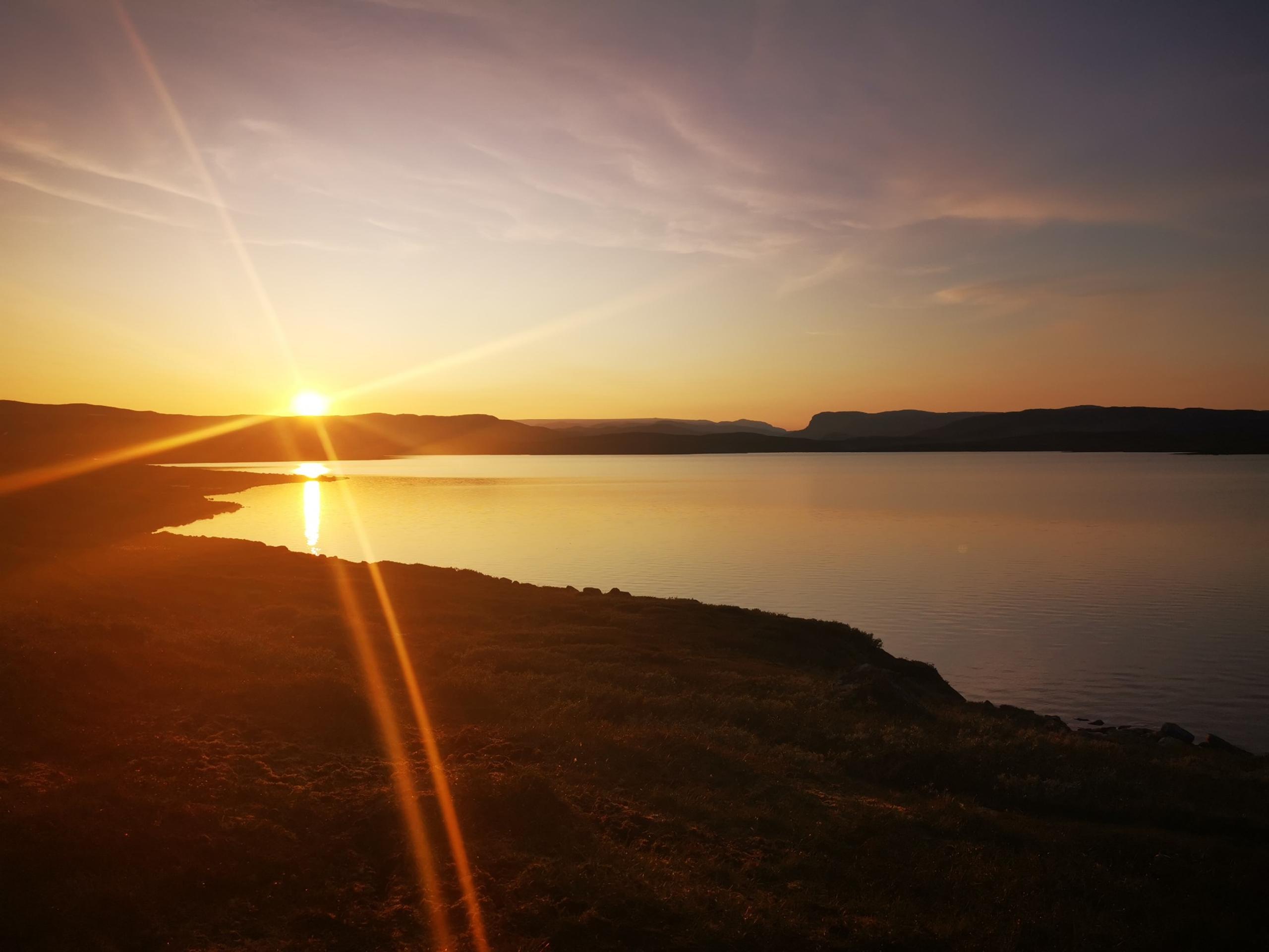 Sonnenuntergangsübersicht über den See Halnefjorden.