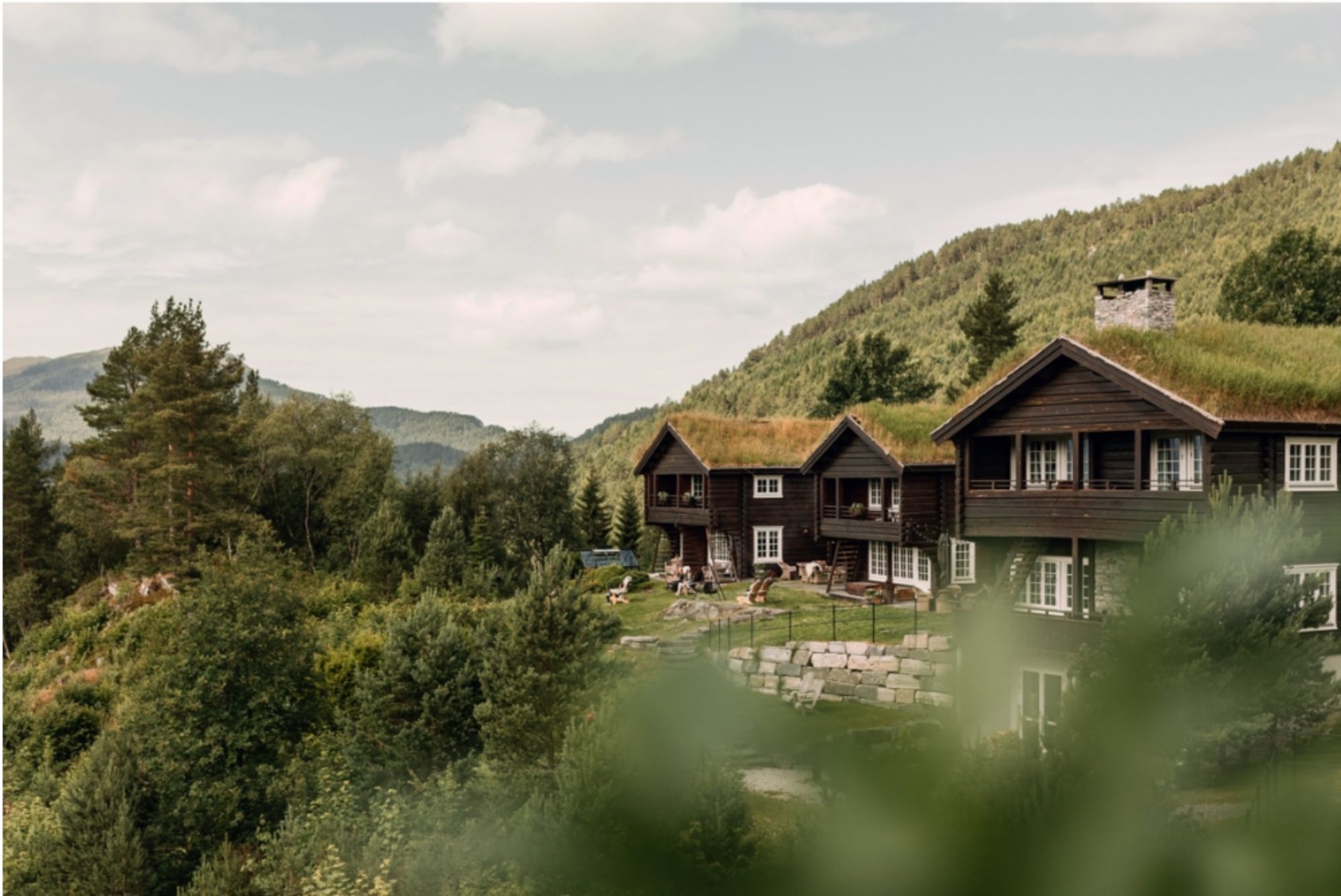 Hotellet ligger stille og rolig til i skogen.