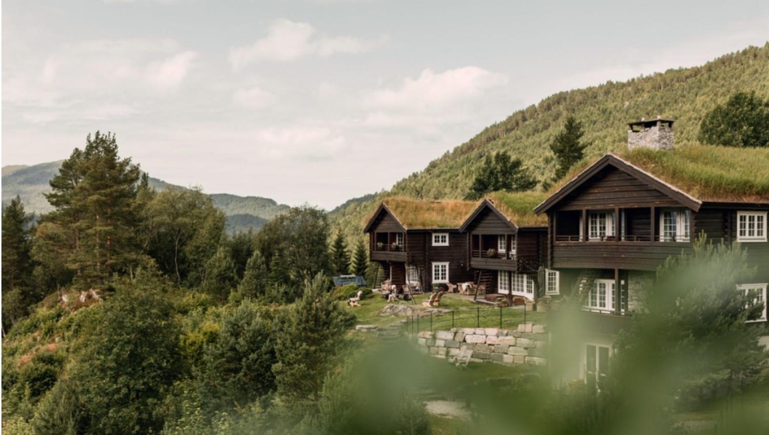 Hotellet ligger stille og rolig til i skogen.