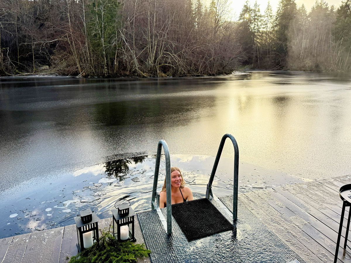 ladie ice bathing at the sauna Forest's room