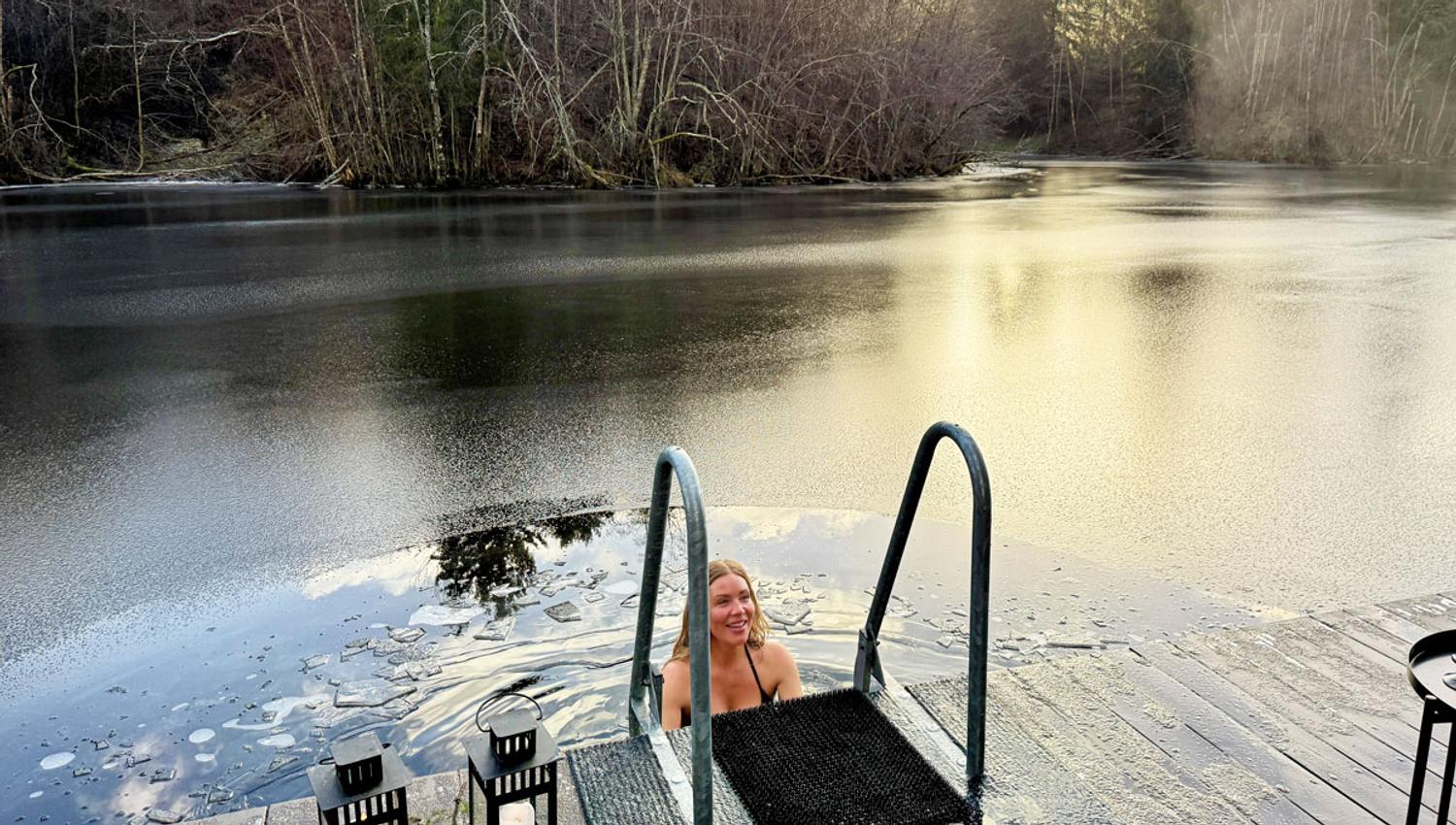 ladie ice bathing at the sauna Forest's room