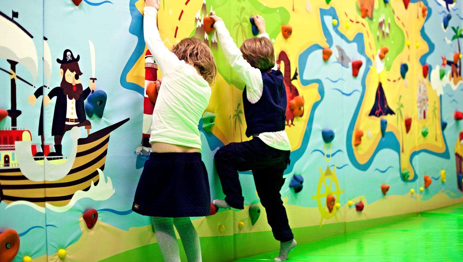 Lykkeland, a play centre in Steinkjer - kids on the climbing wall