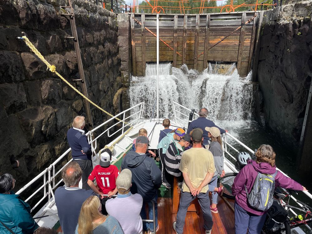 MS Telemarken in Vrangfoss lock