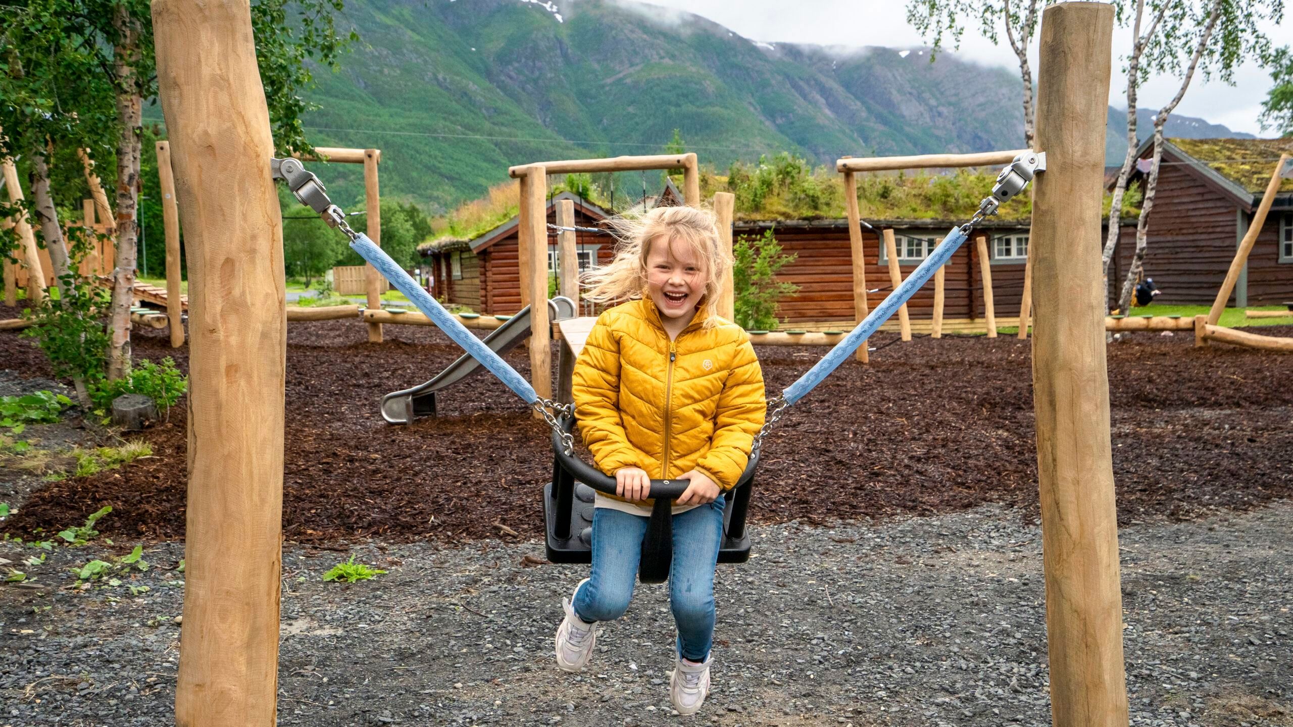 Barn som leker på lekeplass