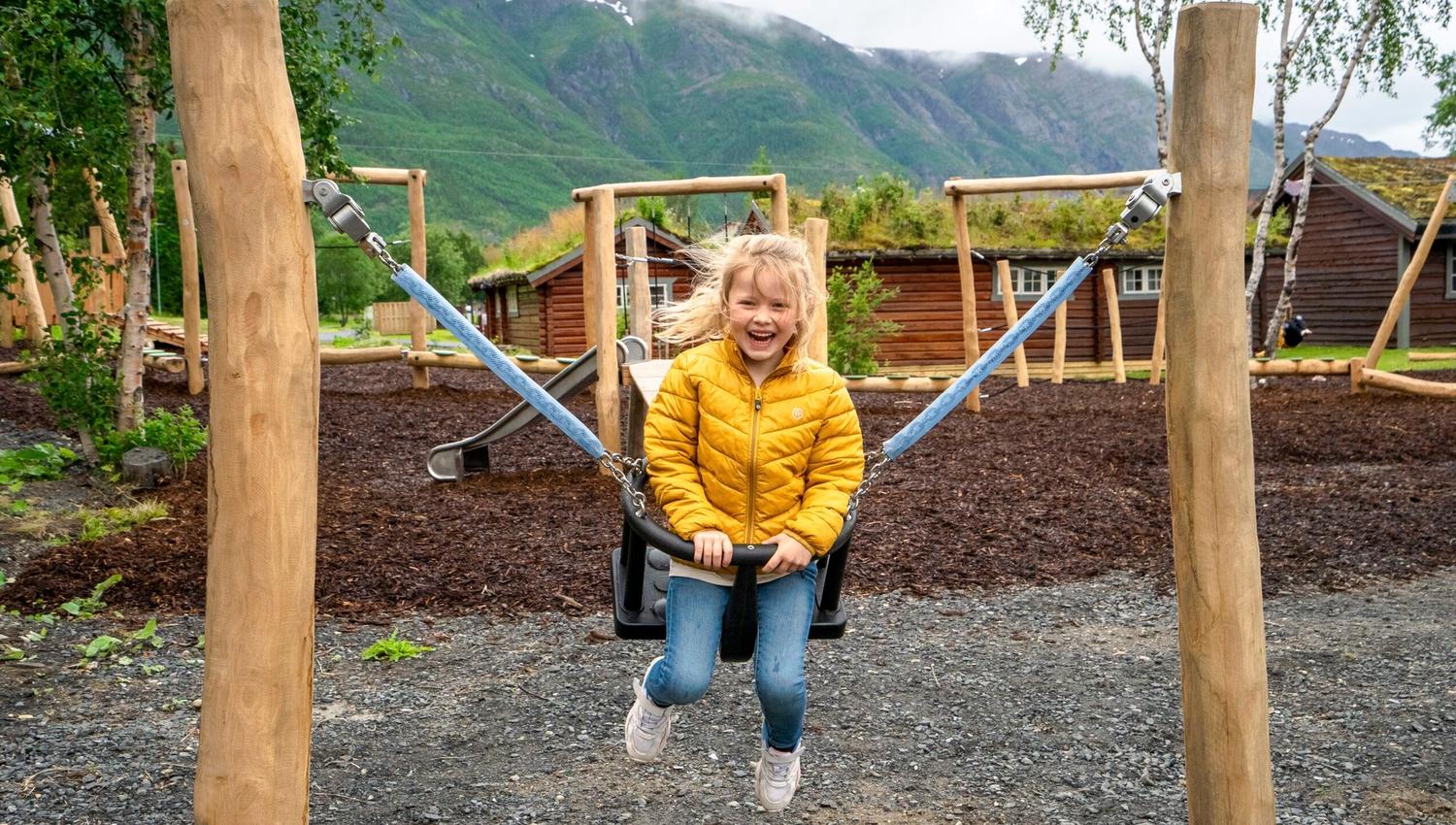 Barn som leker på lekeplass