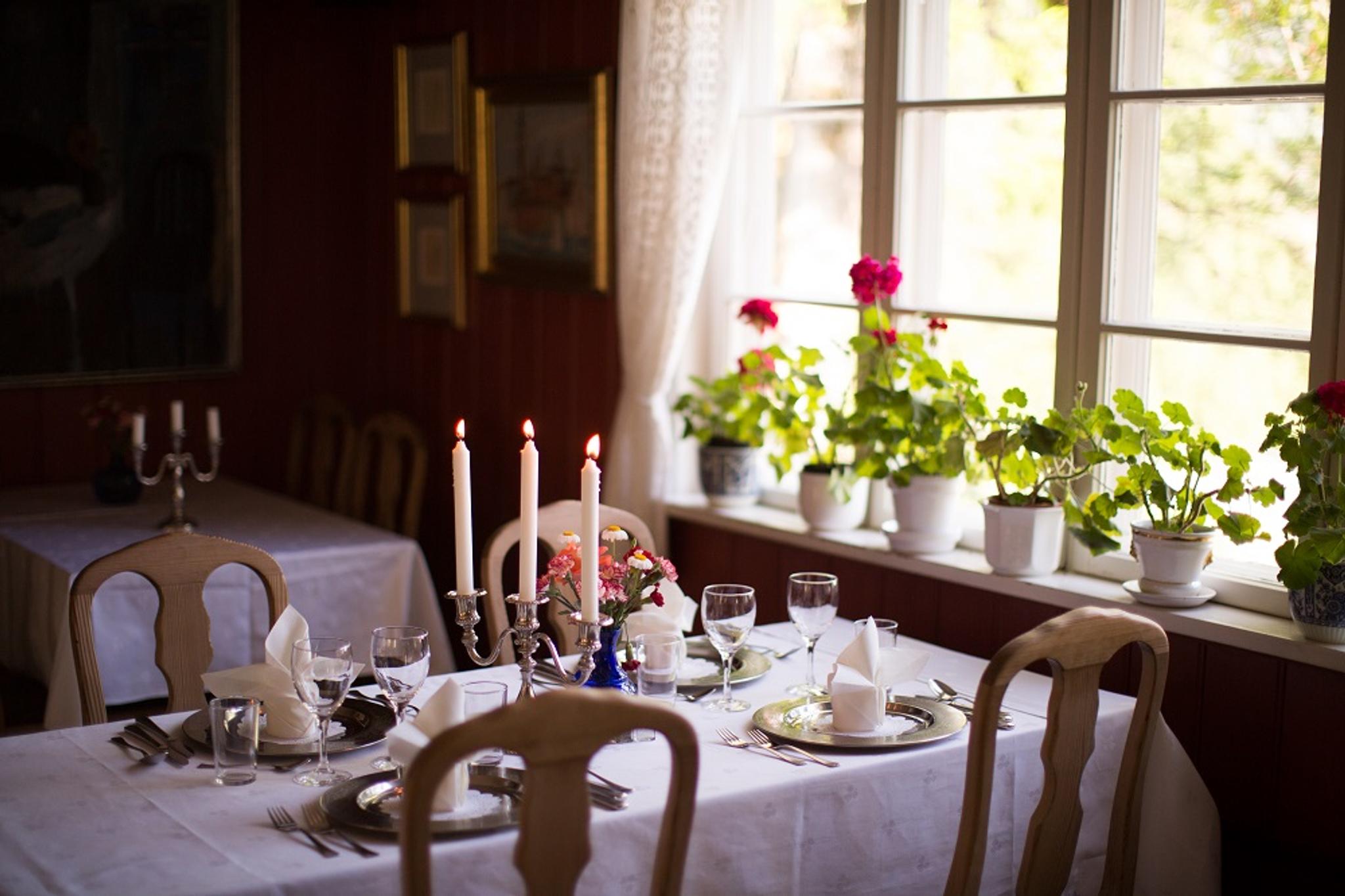 dinner table at Nutheim Guest House