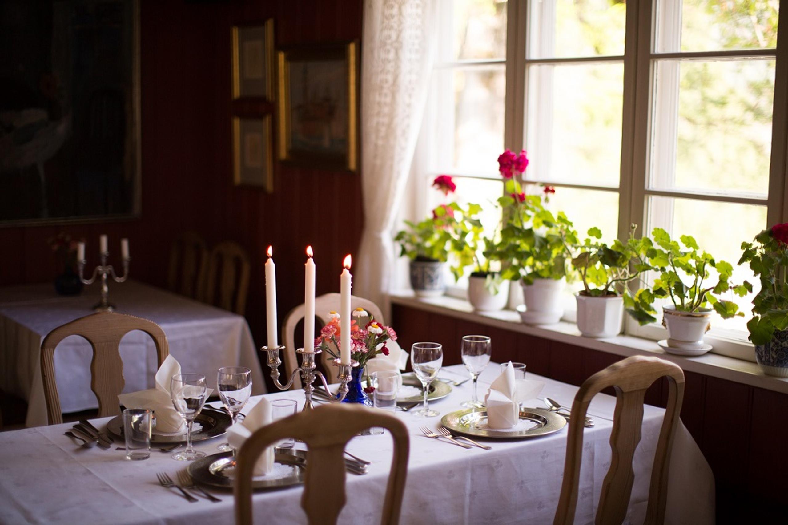 dinner table at Nutheim Guest House