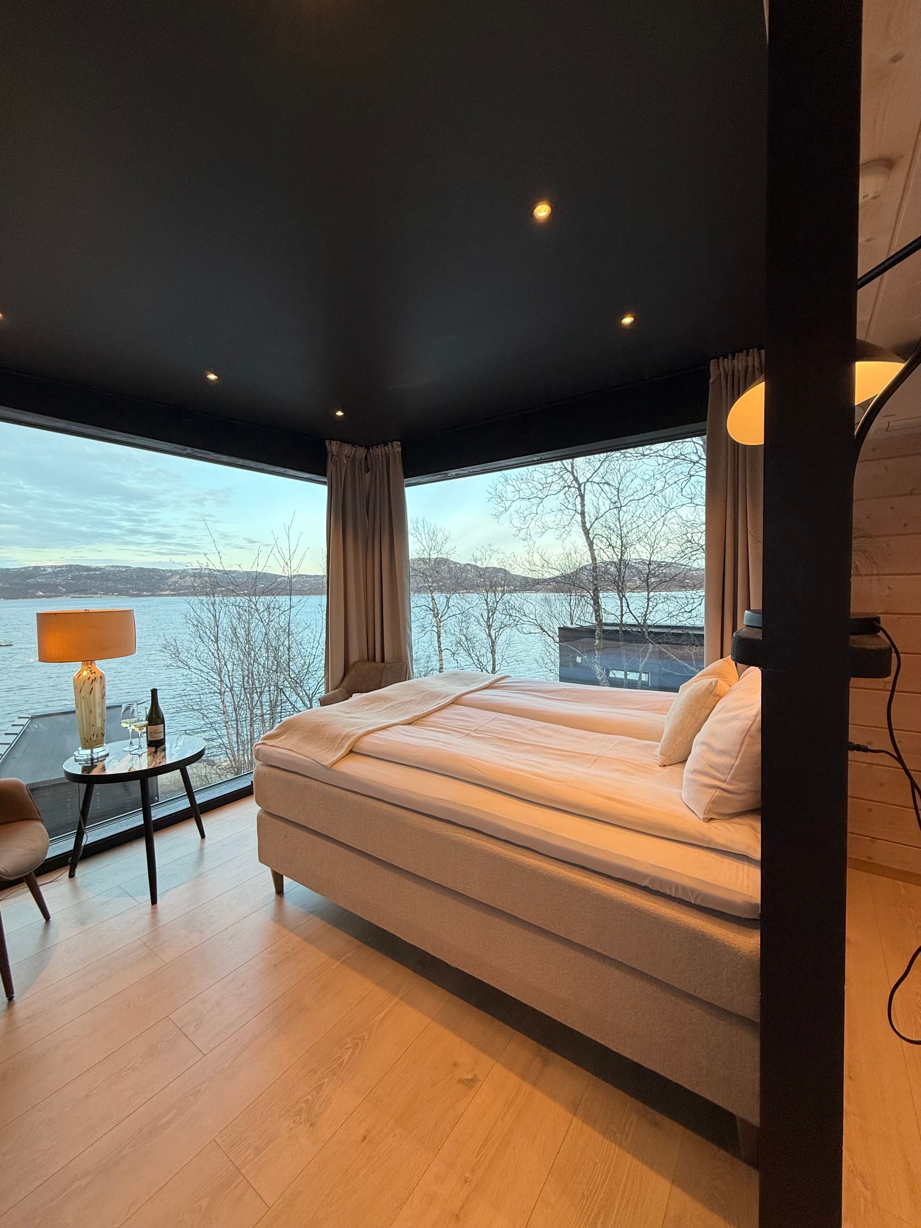 Modern uitzicht op een slaapkamer met een prachtig meerzicht.
