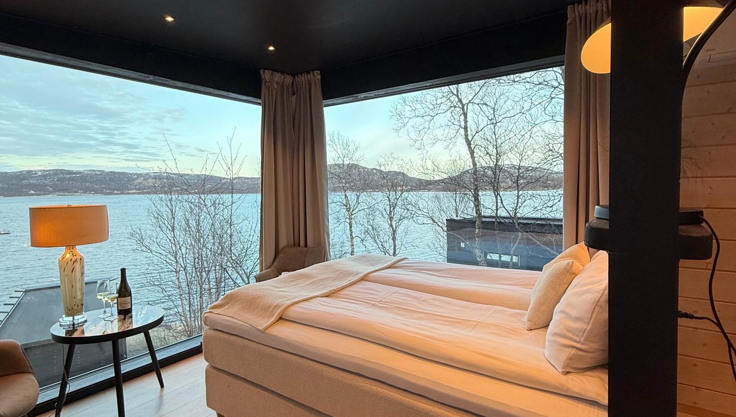 Modern uitzicht op een slaapkamer met een prachtig meerzicht.