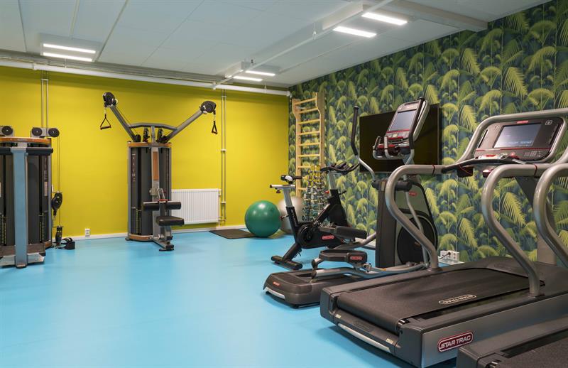 fitness room with treadmill 