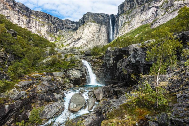 Foss og dramatisk fjellandskap langs Trolltunga Zipline-ruta i Hardanger.