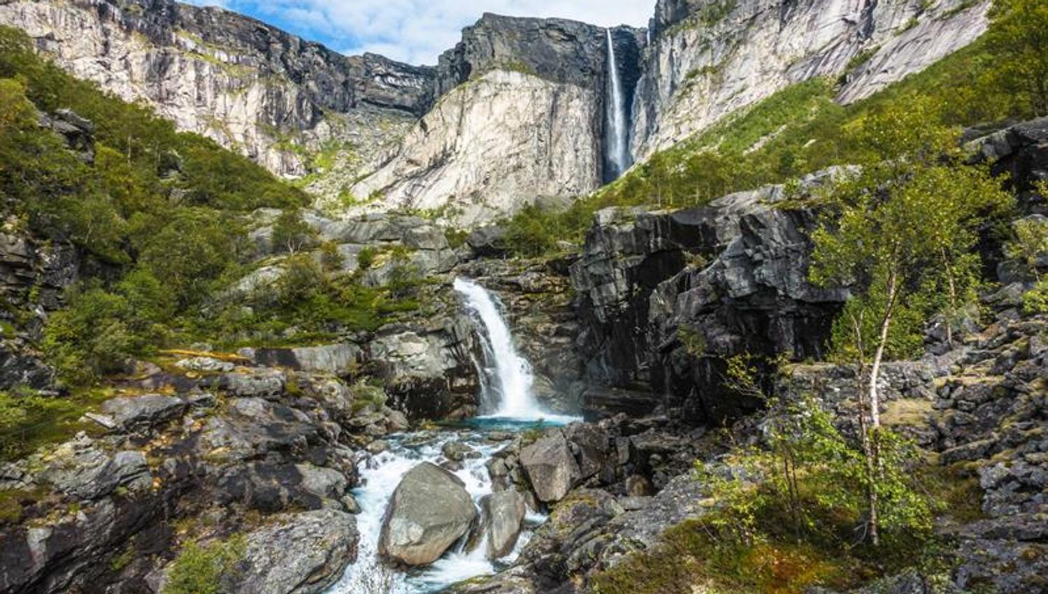 Foss og dramatisk fjellandskap langs Trolltunga Zipline-ruta i Hardanger.