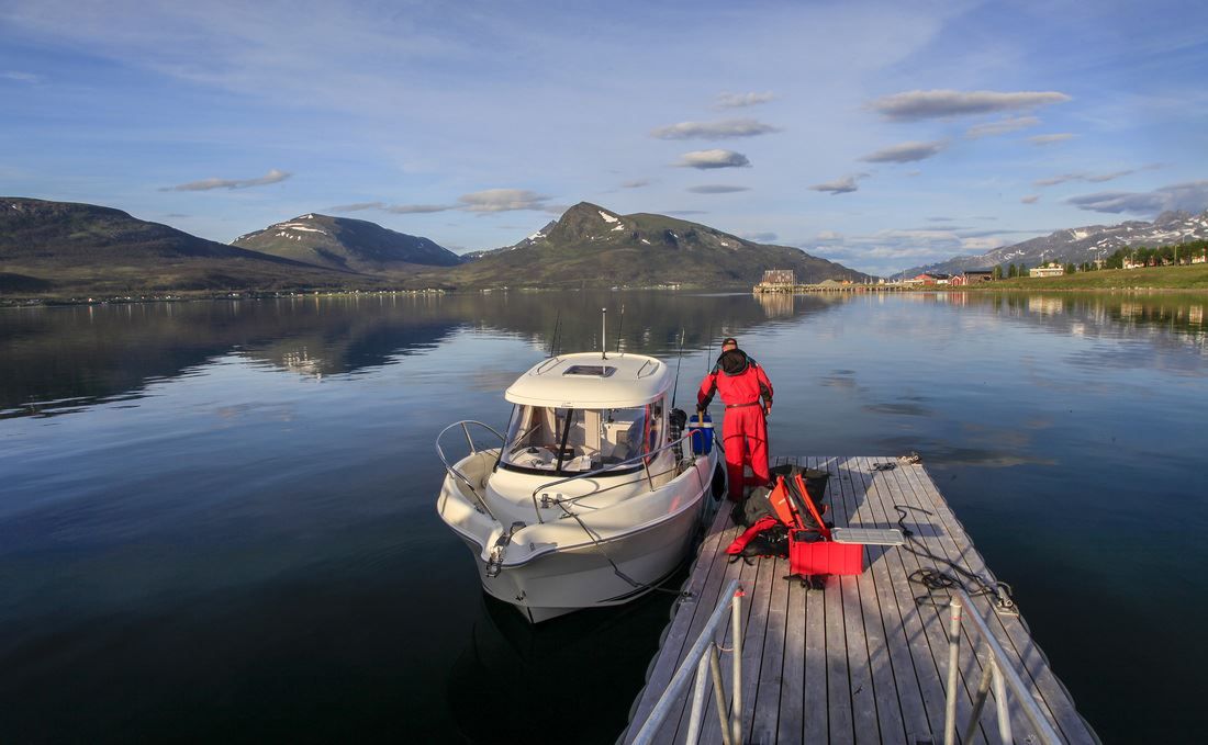 Bilde av en fisker med en båt