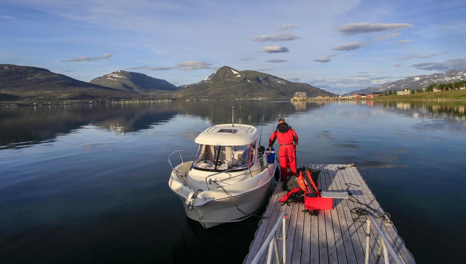 Bilde av en fisker med en båt