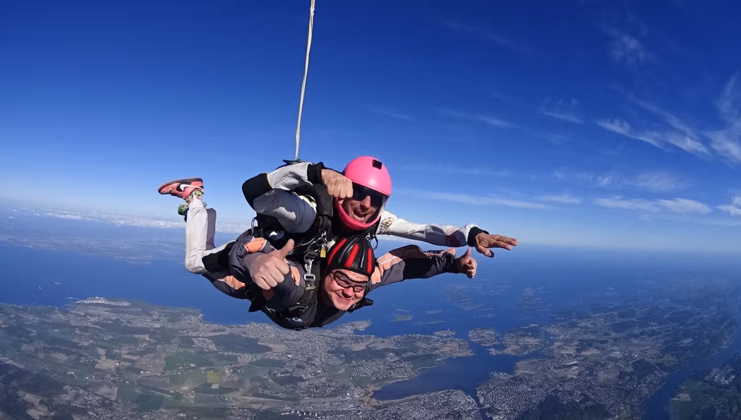 Two performing tandem jumps