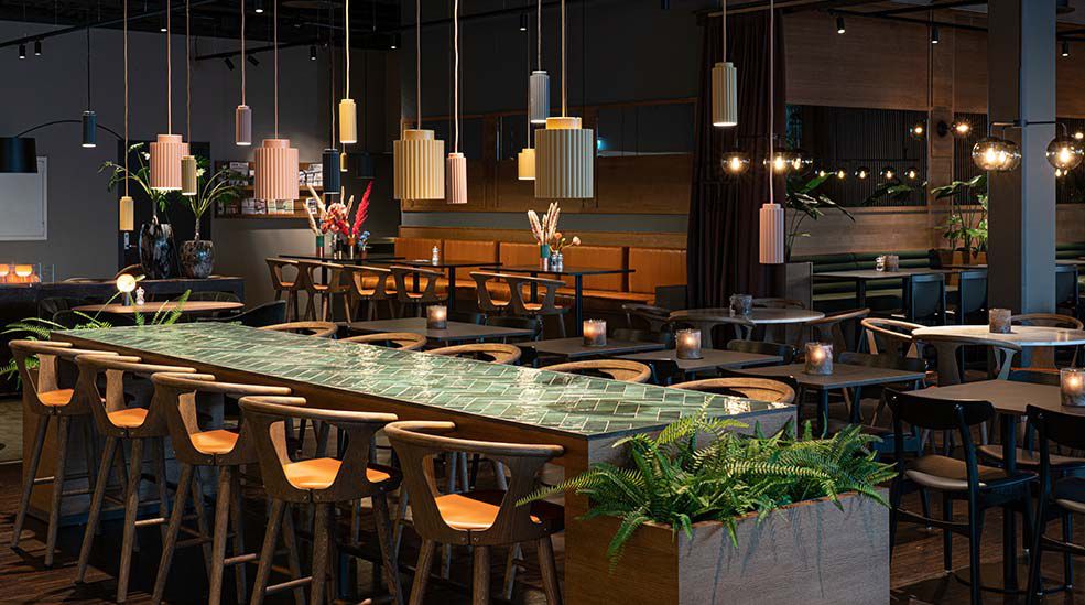 Restauranten på hotellet inviterer til god stemning.