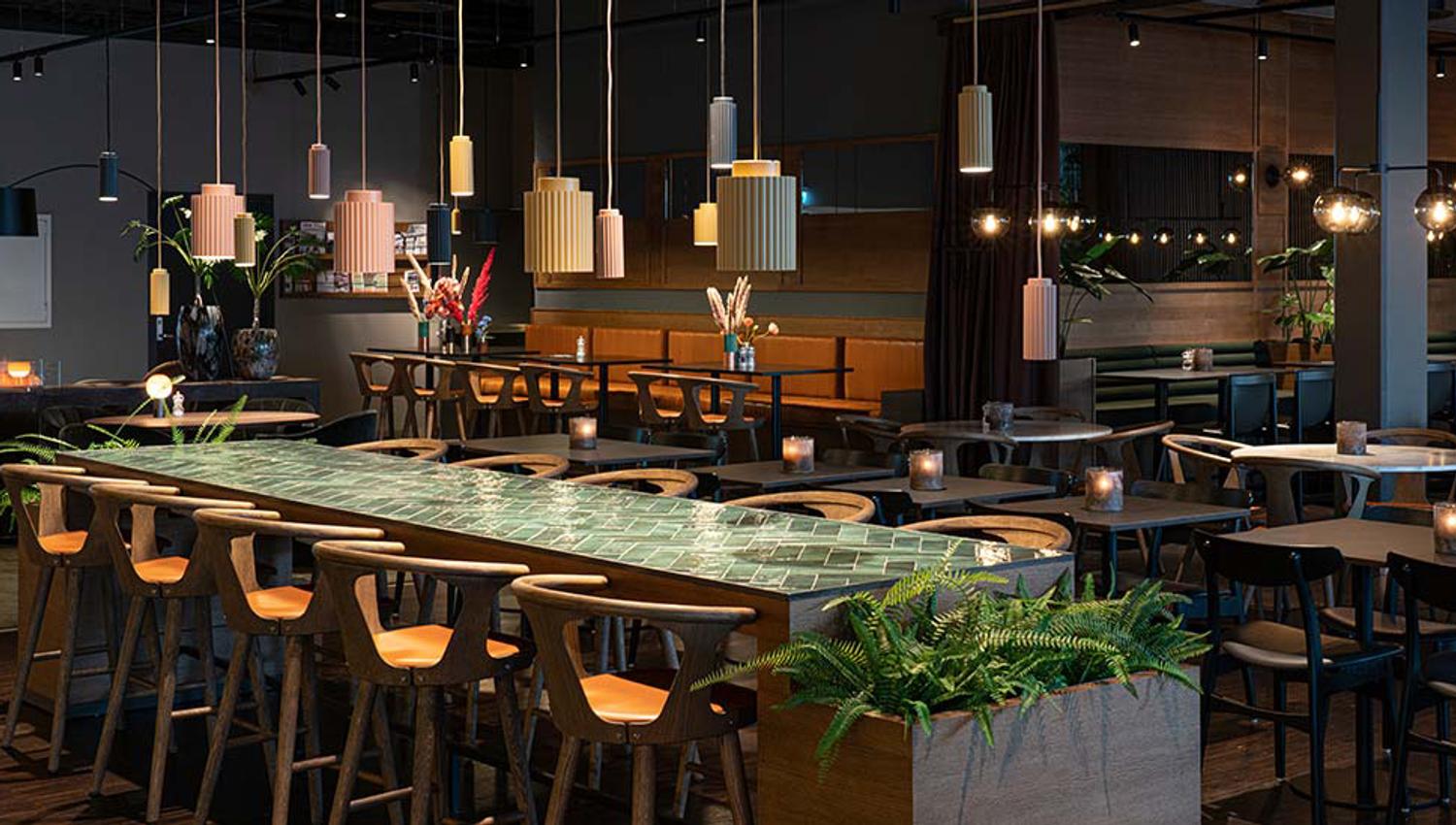 Restauranten på hotellet inviterer til god stemning.