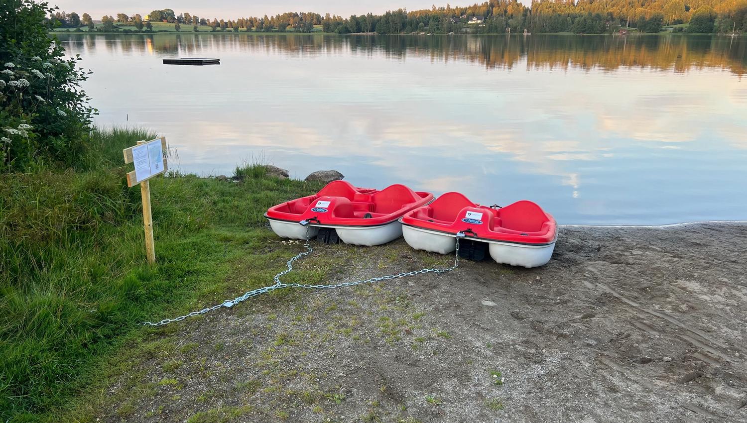 To tråkkebåter på land