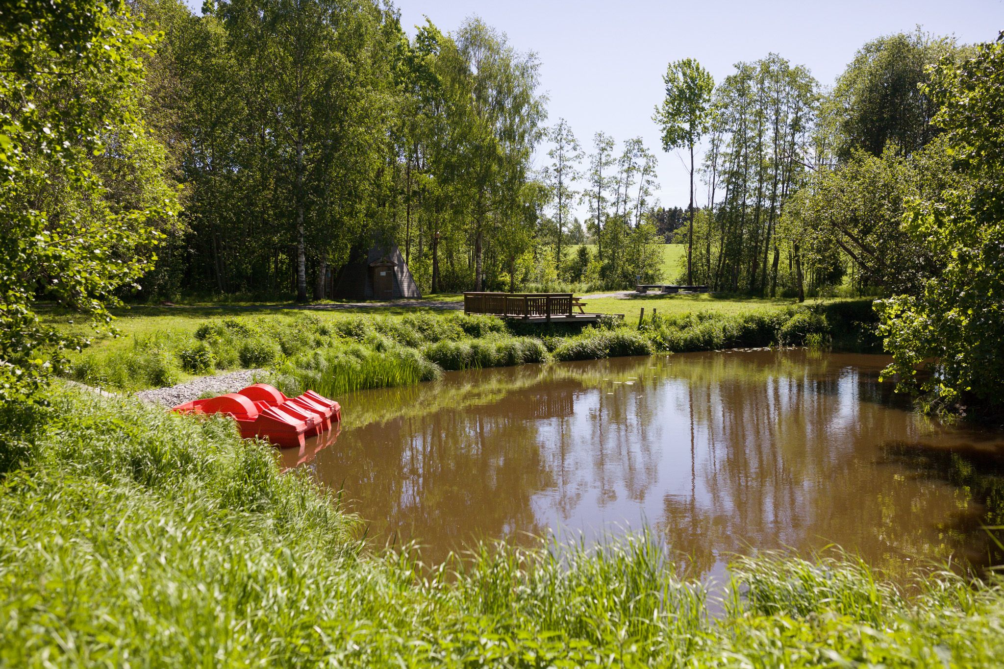 tråkkebåter ved elvebredden